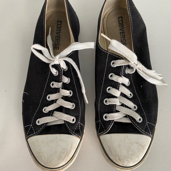 Converse shoes. - Picture 1 of 2